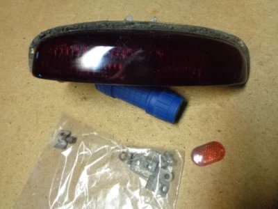 Carcasa de lente de luz trasera Kaiser KATSF 1949 1950 con abrazaderas Vagabond Traveller Foto 1 de 4