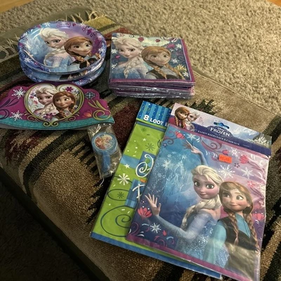 Disney FROZEN Party Pack - 23 Platos 40 Servilletas 14 Tapa de Pastel 16 Bolsas ¡3 Sombreros! Foto 1 de 4