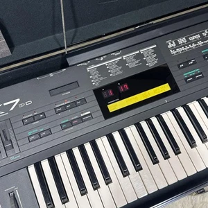 YAMAHA DX7 IID Synthesizer with hard case AC100V - Picture 1 of 8