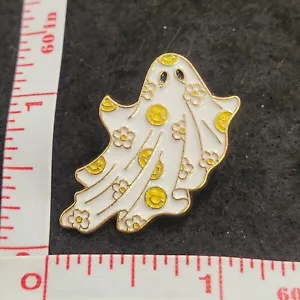 Süßes Geisterblatt verziert mit Gänseblümchen Lächeln Revers Abzeichen Hut Weste Pin Halloween - Bild 1 von 2