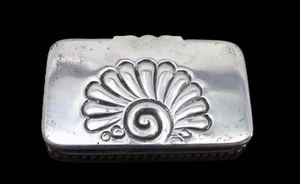 Vintage sterling silver stamp box, scallope shell motif on the cover and tab - Picture 1 of 8