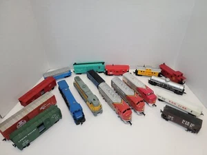 LOTTO DI 17 LOCOMOTIVE E VAGONI FERROVIARI ASSORTITI SANTA FE UNION PACIFIC - Foto 1 di 14