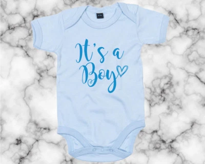 ADORED SOUL It's A Boy Baby Grow Baby Ankündigung Ankunft kleiner Bruder Geschlecht Enthüllung AS18