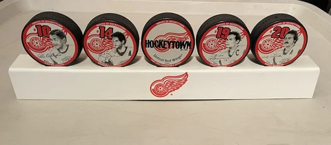 Detroit Red Wings NHL Heros Of Hockeytown 1996-97 Collectors Series Puck Display Cover