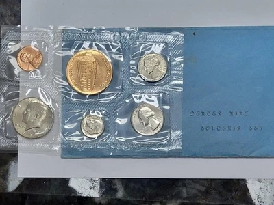 1974 DENVER Mint Souvenir set with COINS and MINT MEDAL original envelope - Image 1 of 4