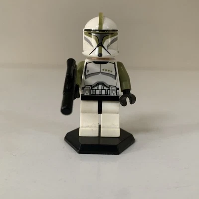 LEGO Star Wars Lime Clone Trooper Sergeant Minifigure sw0438 - Image 1 of 4