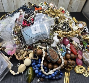 Großes 11 Pfund Modeschmuck Konvolut meist zum Basteln teils tragbar Vintage bis jetzt  - Bild 1 von 24
