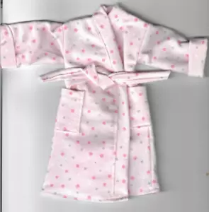 Ropa casera para muñeca - bata rosa con estampado de franela punteada que se adapta a Ken/Barbie/ELF R5 - Imagen 1 de 1