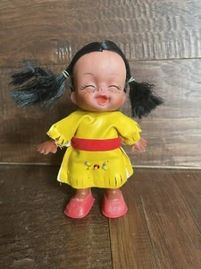 MOODY CUTIE NATIVE AMERICAN INDIAN GIRL 5 1/2" DOLL VINYL PLASTIC SWIVEL HEAD - Imagen 1 de 7