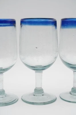 手工吹制墨西哥 6 英寸玻璃酒杯 1 件 - 蓝边,透明干 — 第 1/4 张图片