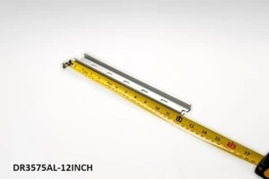 DIN Schiene, 300 mm (~12 (11,8) Zoll) NEU vorgeschnitten 35x10 mm schweres Aluminium, geschlitzt - Bild 1 von 2