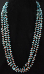 Collar de cuentas de turquesa y coral natural de triple hebra de Farrell & Reyes Pacheco - Imagen 1 de 3