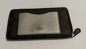Schöne Coach Akkordeon Reißverschluss Geldbörse dunkelbraun platin metallic Farbblock 22712 - Bild 1 von 14