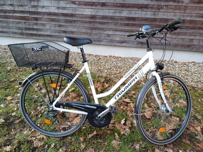 Triumph Fahrrad Weiß, 28 Zoll 21 Gänge Mit Korb, Klingel Und Licht - Bild 1 von 4