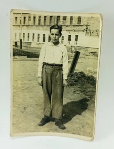 Foto de colección niño ojos tristes ojos tristes pantalones clásicos zapatos planos gamuza En el... - Imagen 1 de 4