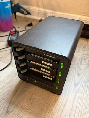 Arreglo de almacenamiento Drobo DRO4D-D de 4 bahías DAS Foto 1 de 4