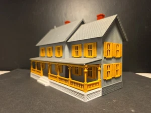 MTH 30-9015 O Assembled Country House Gray W/yellow Shutters Lights Up O Scale - Picture 1 of 13