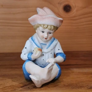 Pianoforte porcellana seduta alta 4,5" bambino ragazzo blu vestito Taiwan  - Foto 1 di 5