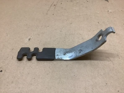 C3 Corvette 1965-1974 Bujía Cable Soporte Trasero Inferior 1966 1967-1973 Foto 1 de 2