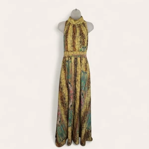 Maxi Vestido Halter Estampado Gracia Fluido Amarillo y Verde Cerradura Recorte Talla Pequeña - Imagen 1 de 10