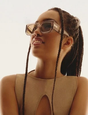 Óculos de sol Quay Australia TELL ME MORE armação Doe / lente bronzeada - Imagem 1 de 4