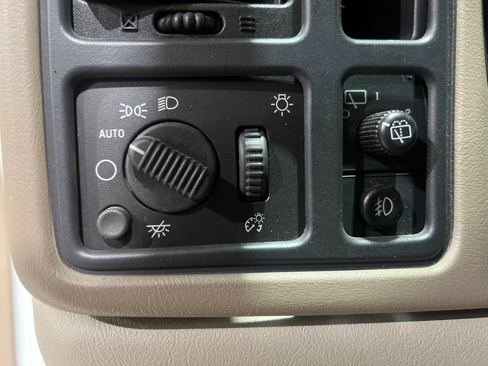 2003 - 2006 GMC Yukon XL1500 Dash Mounted Headlight Switch - Изображение 1 из 1