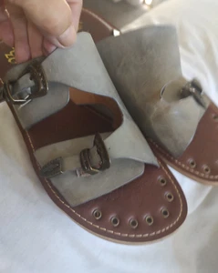 93 Sandali slip on VINTAGE donna grigio FAUX pelle doppia fibbia, 7,5 M - Foto 1 di 5
