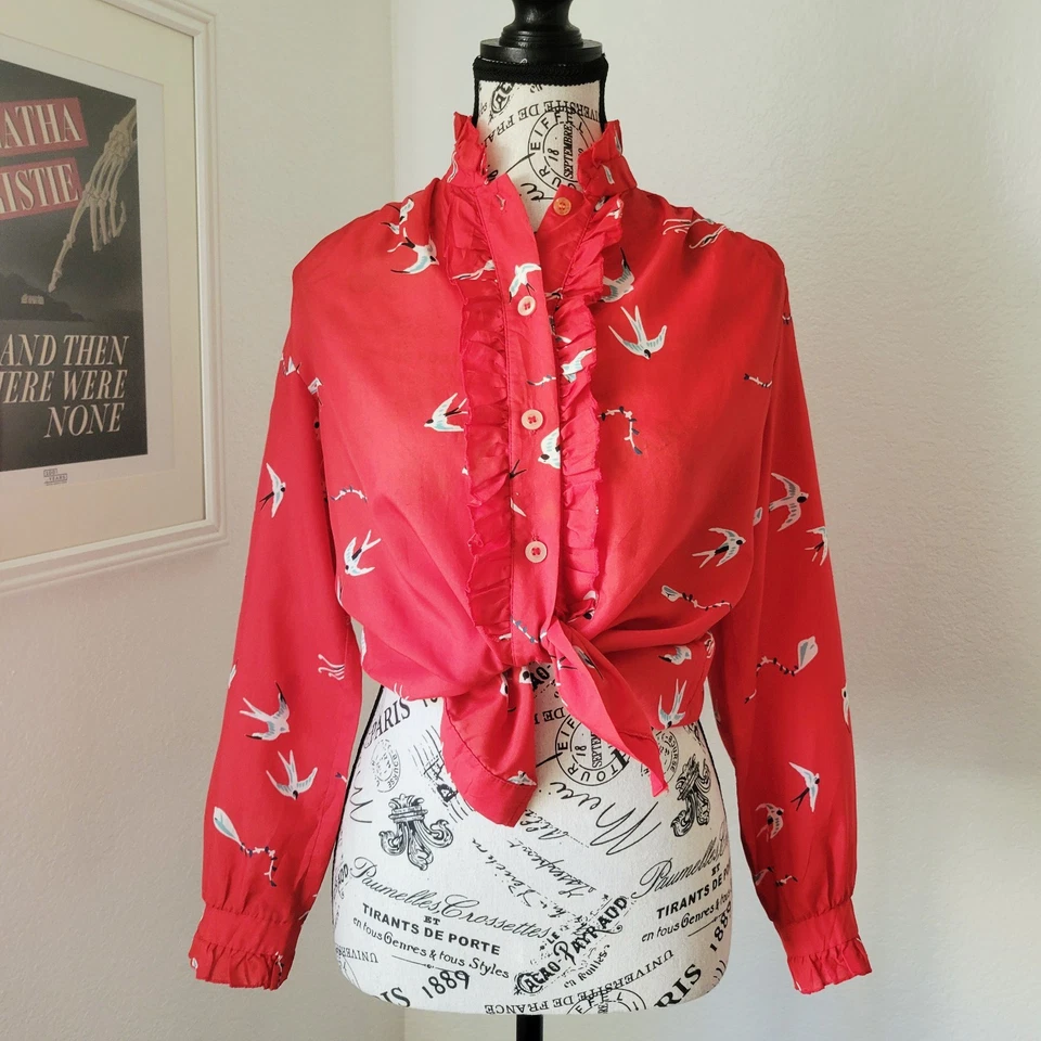 Винтажная блузка с птичьим принтом с оборками красная 70-е  - Изображение 1 из 4