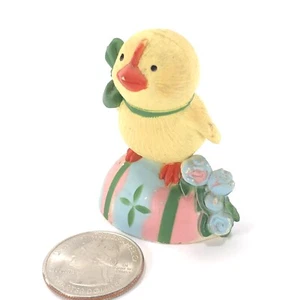 Mini pulcino pasquale vintage su uovo plastica gialla 2 in miniatura alta - Foto 1 di 8