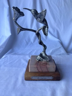Colibrí de peltre de 8" con escultura de flores sobre pedestal de mármol y madera Foto 1 de 4