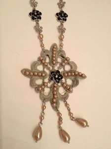  Neu mit Etikett Jessica Simpson silberfarbene Love Spitze Halskette mit simulierten rosa Perlen - Bild 1 von 3