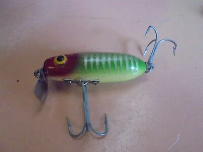 Señuelo de pesca vintage Rinehart Jinx verde con costillas plateadas cabeza y espalda rojas Foto 1 de 4