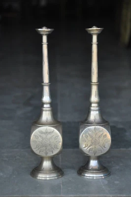 Aspersor/botellas de agua de rosas artesanales de latón grabado con incrustaciones vintage de 2 piezas Foto 1 de 4