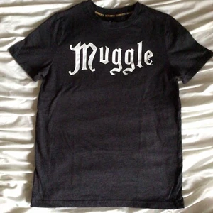 Harry Potter Niños Jóvenes Gris Talla Grande (18) Camisa Manga Corta Muggle Hogwarts - Imagen 1 de 4