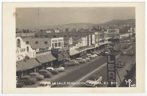 1950 Tijuana, México - FOTO REAL calle principal, autos antiguos, letreros, postal antigua - Imagen 1 de 2