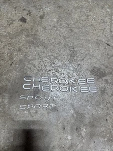 Jeep Cherokee XJ 97-01 OEM Cherokee Sport Emblems / Letter Door Set (PB00) - Bild 1 von 4