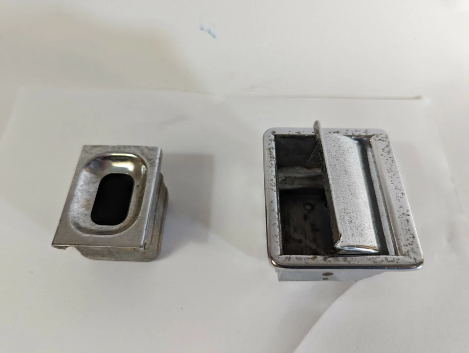 CENICERO WILMOT BREEDEN CROMADO 2 piezas usado para AUSTIN HEALEY + otros Foto 1 de 3