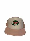 Vintage lata 80-te oliwkowy kapelusz truckerski różowo-biały z zatrzaskiem