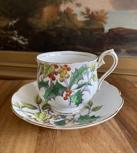 ROYAL ALBERT Bone China HOLLY CUP & SAUCER Flower of the Month ENGLAND - Imagen 1 de 10