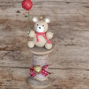Adorno de oso bebé. Adornos de madera para colgar de árbol de Navidad en estilo vintage. - Imagen 1 de 9