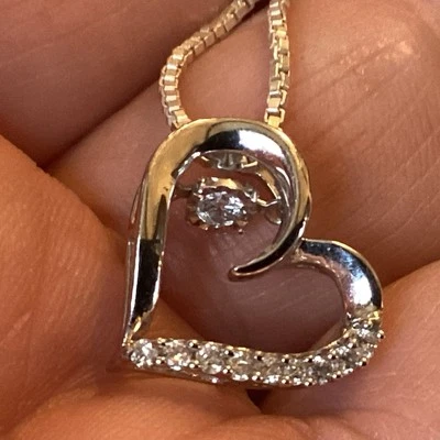 Collar de cadena de ley con corazón flotante de diamantes y oro blanco de 10K Foto 1 de 4