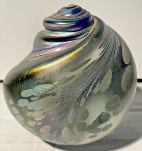 MAYTUM STUDIOS SIGNED 1989 GLASS PAPERWEIGHT SWIRL IRIDESCENT NAUTALUS SEASHELL - Picture 1 of 8