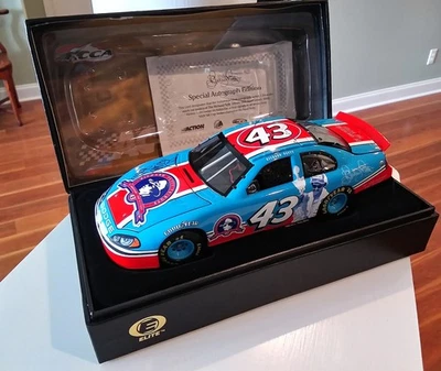 RARO 2004 Acción Richard Petty #43 200th Win Tribute - Edición Autógrafo - Nuevo en caja Foto 1 de 4