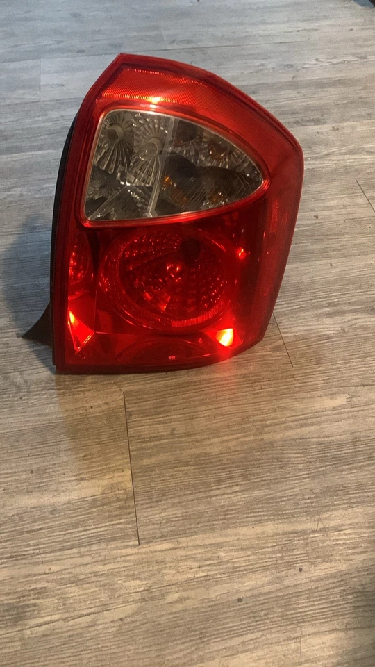 Tail Light For 2005-09 Kia Spectra5 Passenger Side Halogen 924022F220 KI2801124 - Image 1 of 2
