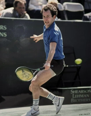 Foto brillante sin firmar del jugador de tenis profesional John McEnroe Action 8x10 - esquina Foto 1 de 2