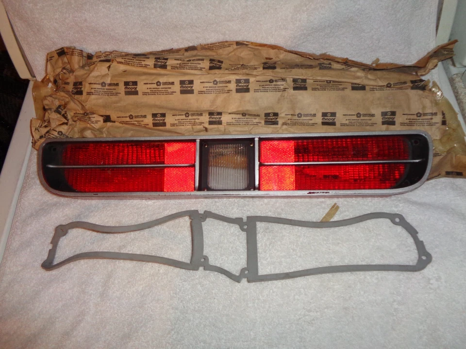 Lente de luz trasera derecha de 4 puertas Dodge Coronet 1971 Mopar nuevo de stock Foto 1 de 1