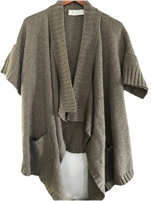 Cardigã Feminino Donna Karan Lã Taupe Manga Curta Xale Frontal  - Imagem 1 de 4