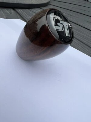 Clásico Ford Escort, Cortina Gt PERNO DE ENGRANAJE DE MADERA CON LOGOTIPO GT *NUEVO* negro - Imagen 1 de 3