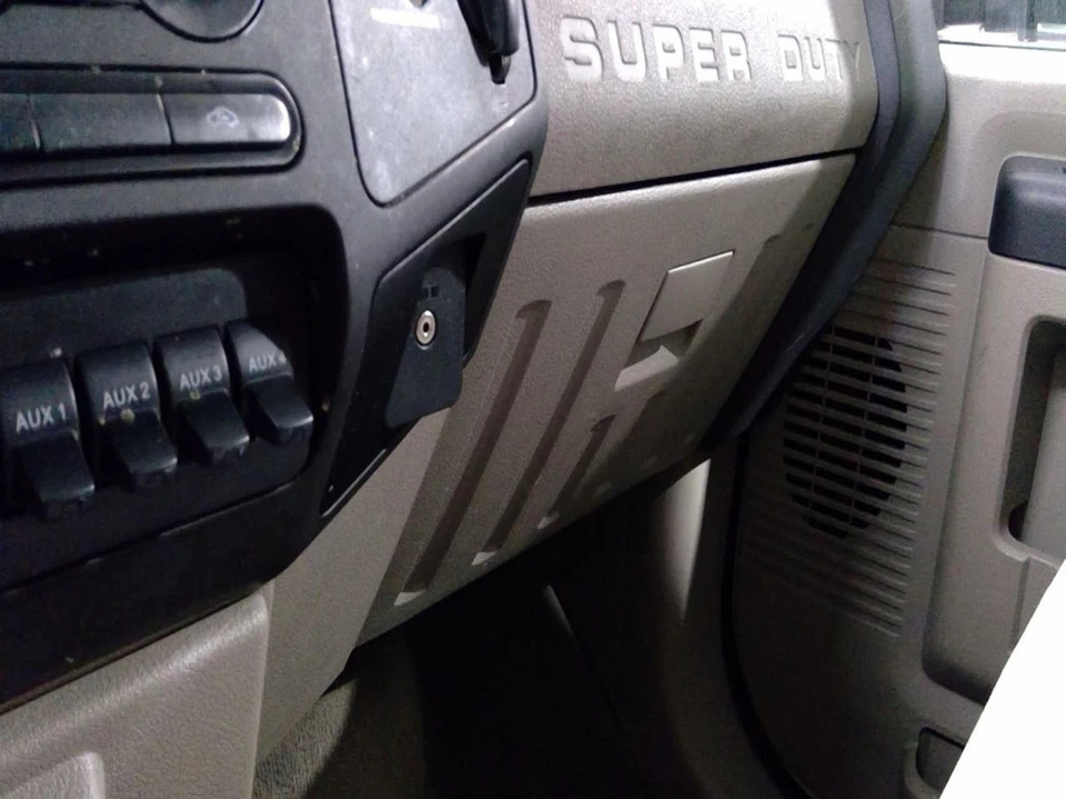 F250SD    2010 Glove Box 968063 - Изображение 1 из 4