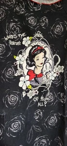 Disney Scrub Top Womens Sz M Snow White Evil Queen Short Sleeve Black 2 Pockets - Picture 1 of 8